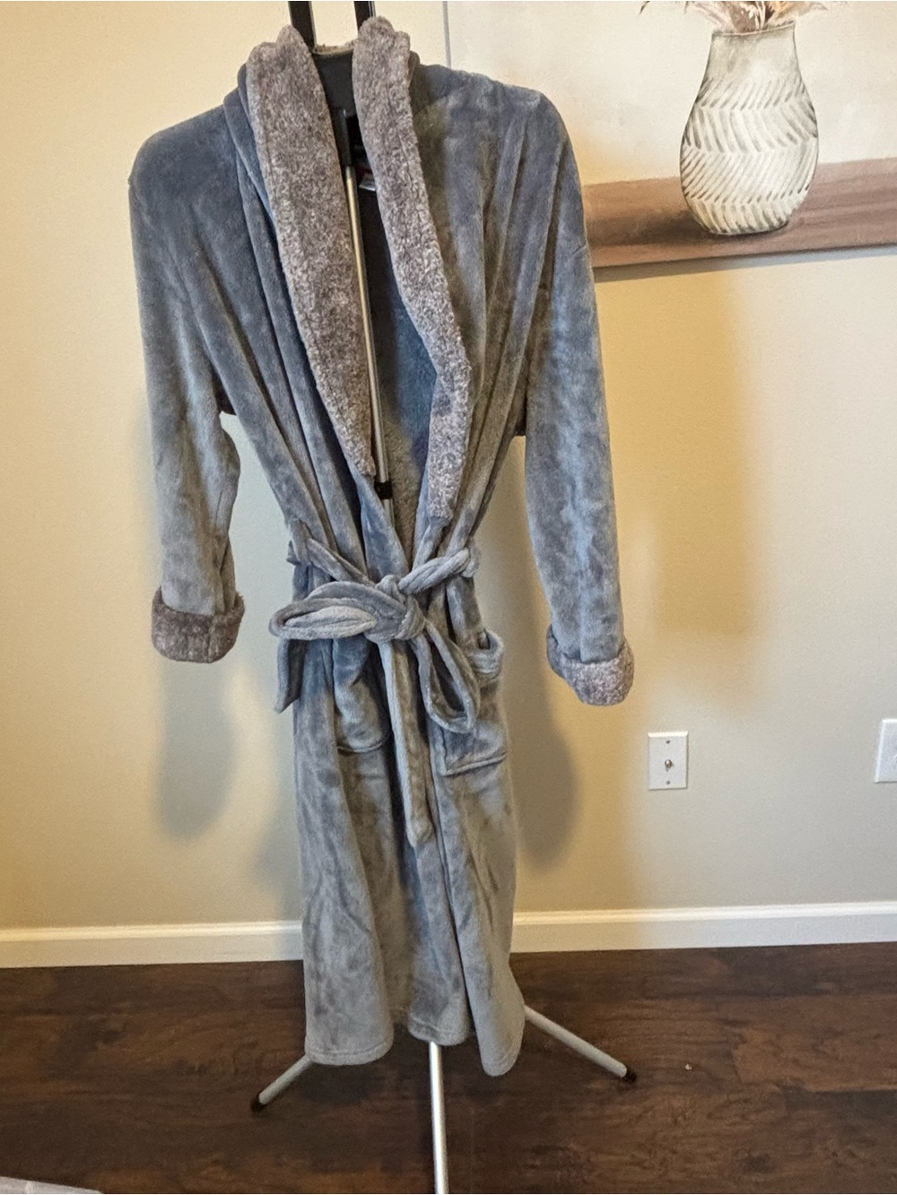 Cozy Gray Plush Robe with Faux-Fur Trim – Size XL